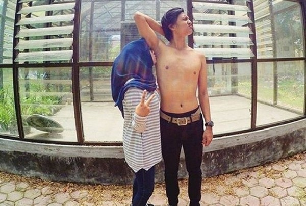 Hôn nách ở Indonesia mới là yêu thật sự