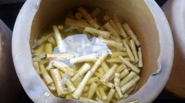 Làm gì khi măng bị nhuộm vàng ô?