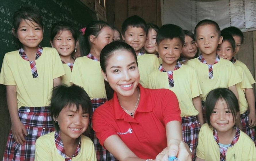 Phạm Hương dạy tiếng Việt cho trẻ em dân tộc ở Điện Biên