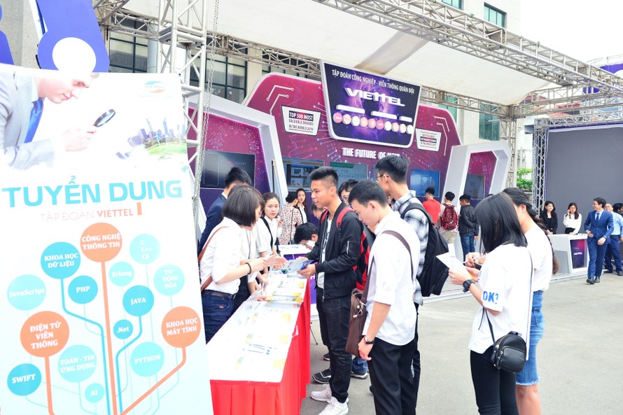 Gian hàng của Viettel thu hút đông đảo sinh viên tham gia