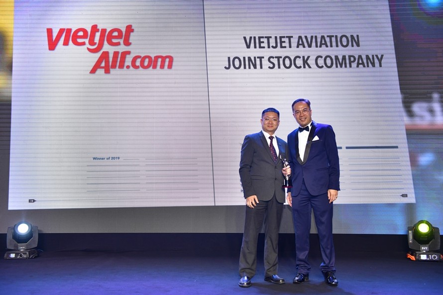 Đại diện Vietjet nhận giải thưởng.