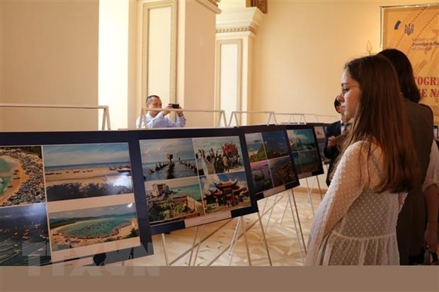 Khách tham quan Triển lãm ảnh. (Ảnh: Duy Trinh/TTXVN)