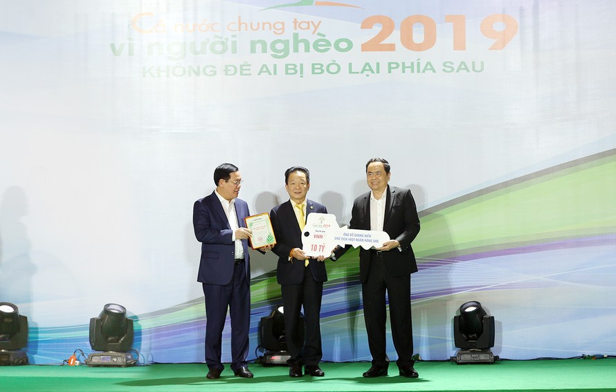 Chủ tịch HĐQT Ngân hàng SHB – ông Đỗ Quang Hiển ủng hộ quỹ 10 tỷ đồng.