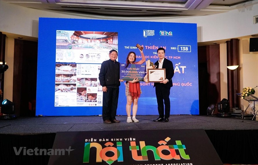 Bạn Lê Thiên An-sinh viên Trường Đại học kiến trúc Thành phố Hồ Chí Minh đạt giải Nhất cuộc thi về thiết kế cho sinh viên. (Ảnh: Minh Hiếu/Vietnam+)