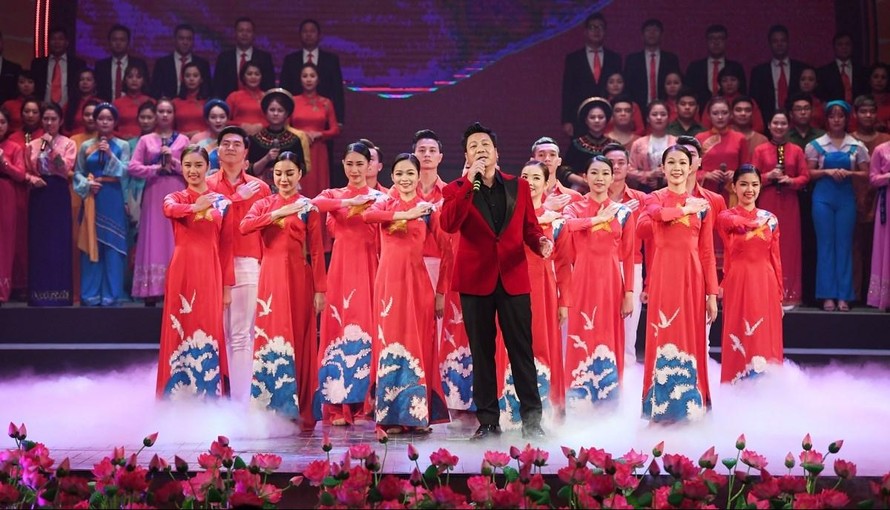 Chương trình với những tiết mục được dàn dựng công phu, hoành tráng, ca ngợi Đảng, ca ngợi Bác Hồ kính yêu. Ảnh minh họa.