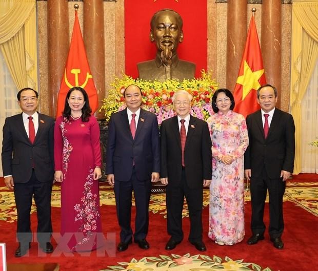 Tổng Bí thư Nguyễn Phú Trọng và Chủ tịch nước Nguyễn Xuân Phúc cùng các lãnh đạo và nguyên lãnh đạo Đảng, Nhà nước dự Lễ bàn giao. (Ảnh: Trí Dũng/TTXVN)