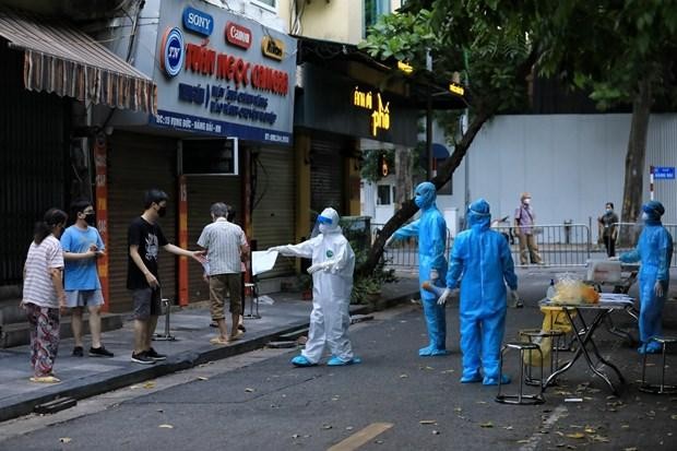 Hà Nội xét nghiệm nhiều người liên quan đến ca bệnh tại số 39 Hàng Bài. (Ảnh: Thành Đạt/TTXVN)