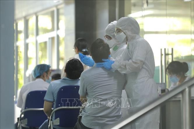 Lấy mẫu xét nghiệm sàng lọc SARS-CoV-2 cho bệnh nhân, người nhà tại Bệnh viện Việt Đức. Ảnh: TTXVN