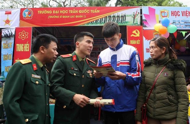 Thí sinh nghe tư vấn tuyển sinh trực tiếp. Ảnh: Thanh Tùng/TTXVN