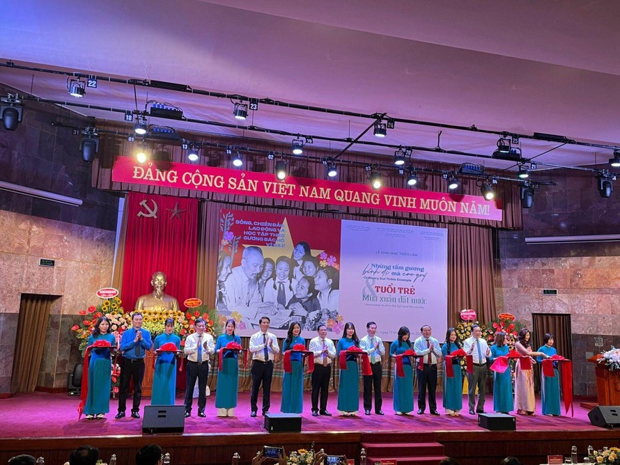 Khai mạc triển lãm “Những tấm gương bình dị mà cao quý” và “Tuổi trẻ - Mùa xuân đất nước”.