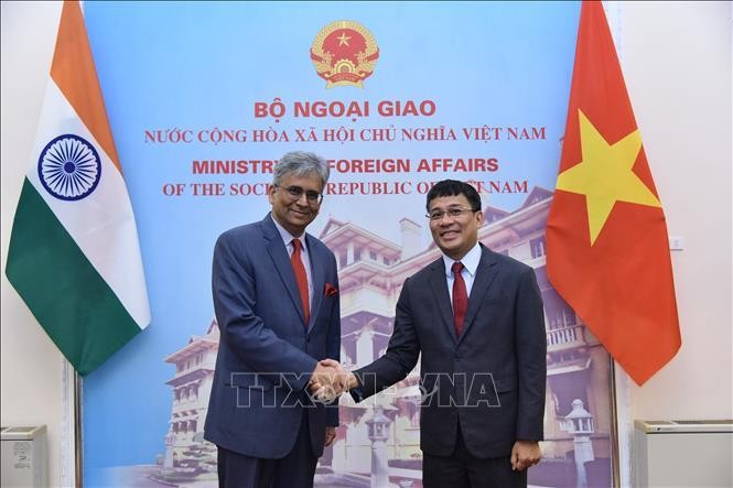Thứ trưởng Ngoại giao Nguyễn Minh Vũ đón Thứ trưởng Ngoại giao Ấn Độ Saurabh Kumar. Ảnh: TTXVN