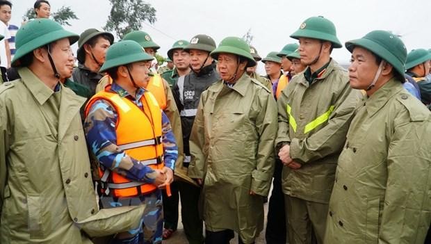 Phó Thủ tướng Chính phủ Lê Văn Thành kiểm tra tình hình thiệt hại và công tác khắc phục hậu quả. (Ảnh: TTXVN phát)