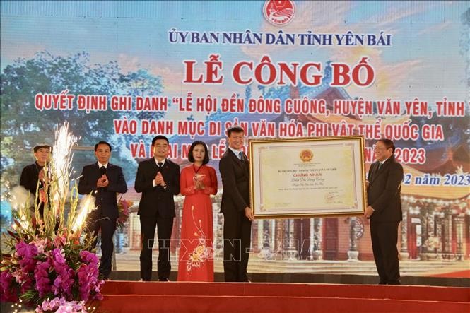 Uỷ viên Trung ương Đảng, Bộ trưởng Bộ Văn hóa, Thể thao và Du lịch Nguyễn Văn Hùng (bên phải) trao chứng nhận “Lễ hội Đền Đông Cuông, huyện Văn Yên, tỉnh Yên Bái” là Di sản văn hóa phi vật thể quốc gia cho đại diện tỉnh Yên Bái. Ảnh: Tuấn Anh/TTXVN