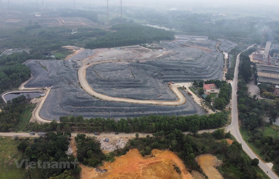 Khu xử lý chất thải rắn Xuân Sơn nhìn từ trên cao. (Ảnh: Hoài Nam/Vietnam+)
