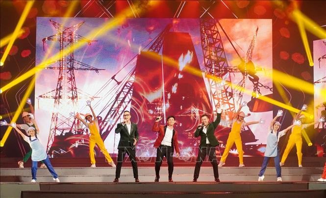 Liên khúc "Tổ quốc tôi chưa đẹp thế bao giờ - Tiếng hát từ Thành phố mang tên Người" do tứ ca Phạm Trang, Duyên Huyền, Đào Mác và Khánh Ngọc trình bày. 