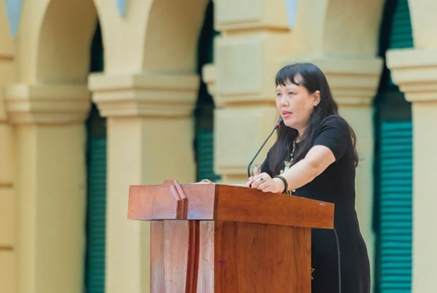 Tiến sỹ Nguyễn Bội Quỳnh chia sẻ với phụ huynh trước khi nhập học. (Ảnh: NTCC)