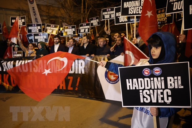 Biểu tình bên ở Ankara, Thổ Nhĩ Kỳ, phản đối hành động đốt kinh Koran, ngày 21/3/2023. (Ảnh: AFP/TTXVN)