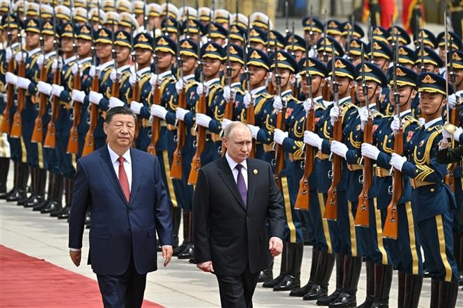 Chủ tịch Trung Quốc Tập Cận Bình (trái) và Tổng thống Nga Vladimir Putin duyệt đội danh dự tại lễ đón ở Bắc Kinh ngày 16/5/2024. Ảnh: AFP/TTXVN