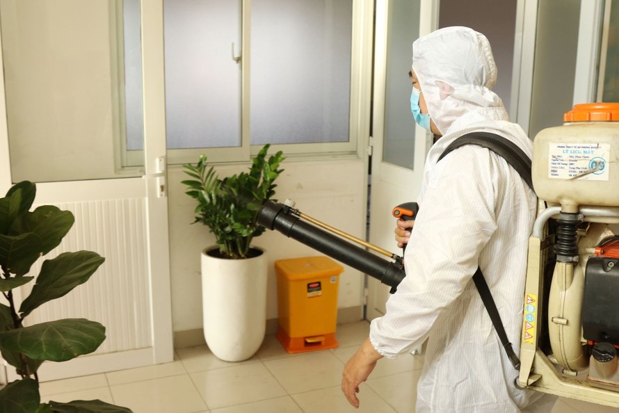 Phun hoá chất diệt muỗi phòng dịch sốt xuất huyết. Ảnh minh họa: TTXVN