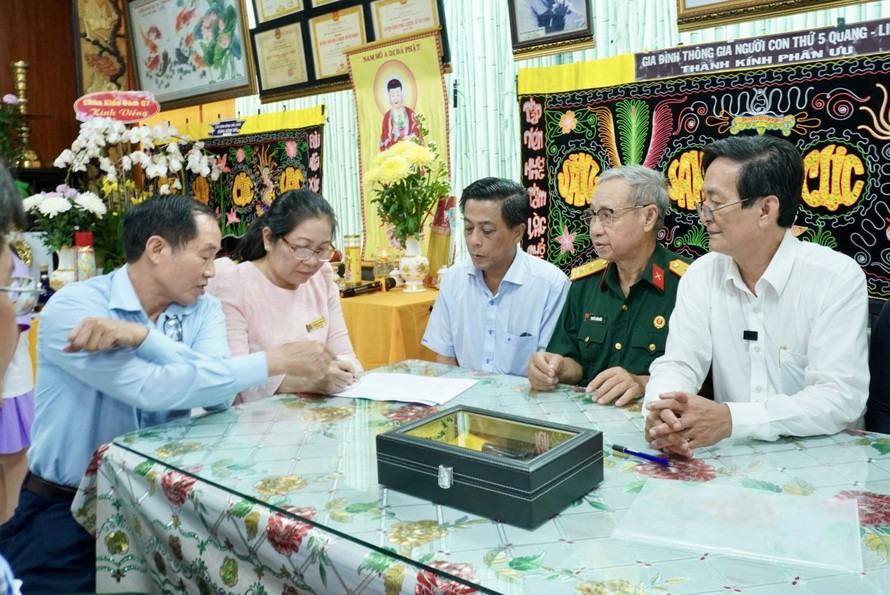 Đại diện Bảo tàng Biệt động Sài Gòn - Gia Định tiếp nhận hiện vật từ gia đình chiến sĩ Biệt động Sài Gòn Lâm Sơn Náo.