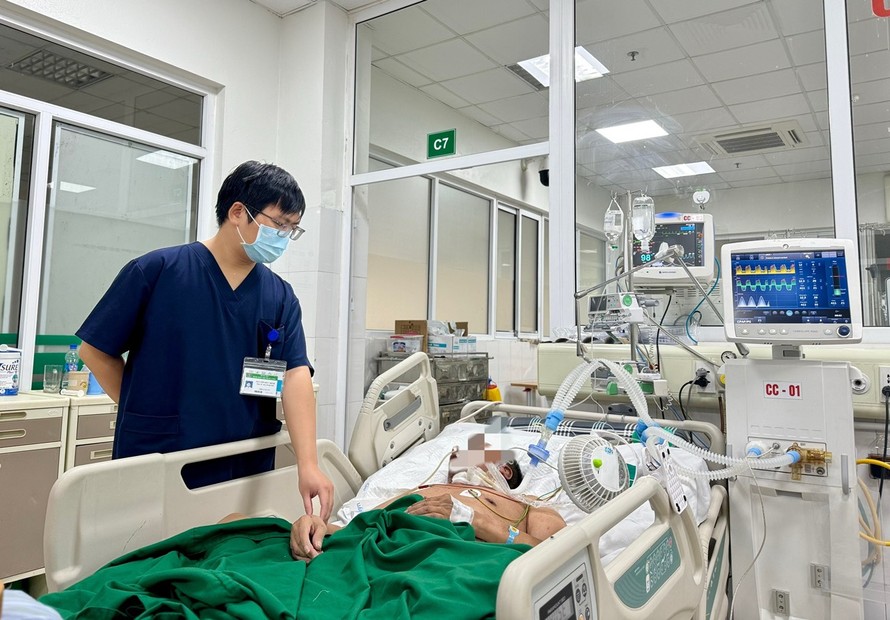 Một bệnh nhân uốn ván nặng đang điều trị tại Bệnh viện Bệnh nhiệt đới Trung ương.