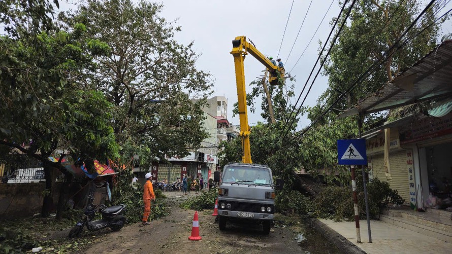 EVN nỗ lực đảm bảo cung ứng điện tốt nhất cho bà con vùng lũ