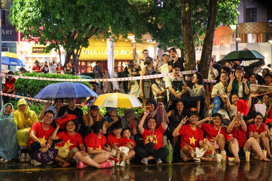 Hàng nghìn người đội mưa chờ xem diễu binh (Ảnh: Hữu Khoa).