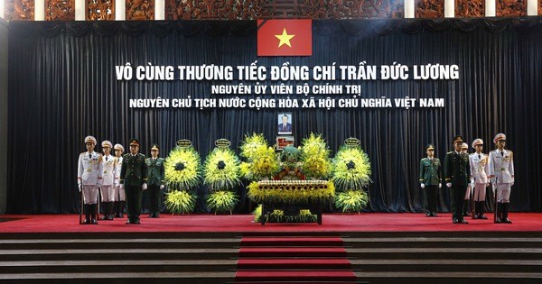 Linh cữu nguyên Chủ tịch nước Trần Đức Lương quàn tại Nhà tang lễ Quốc gia số 5 Trần Thánh Tông, Hà Nội.