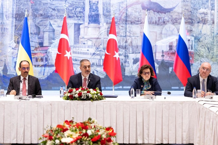 Đại diện của Nga và Ukraine tham gia vòng đàm phán trực tiếp tại Istanbul hồi tháng 5 (Ảnh: AFP).