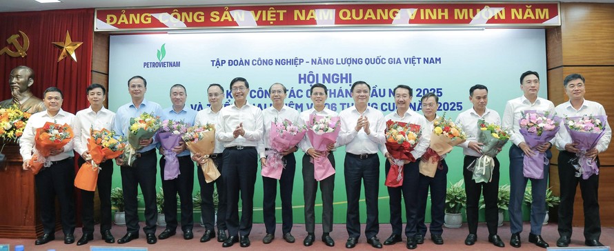 Lãnh đạo PV GAS được vinh danh tại Hội nghị sơ kết công tác 6 tháng đầu năm 2025.