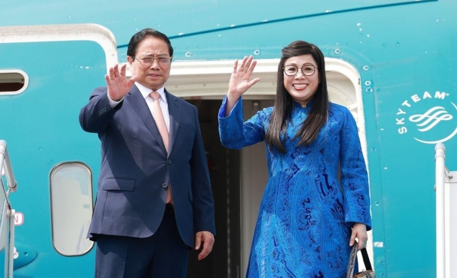 Thủ tướng Phạm Minh Chính và Phu nhân Lê Thị Bích Trân rời Thủ đô Hà Nội, lên đường tham dự Hội nghị Thượng đỉnh BRICS mở rộng năm 2025 tại Brazil. Ảnh: Dương Giang