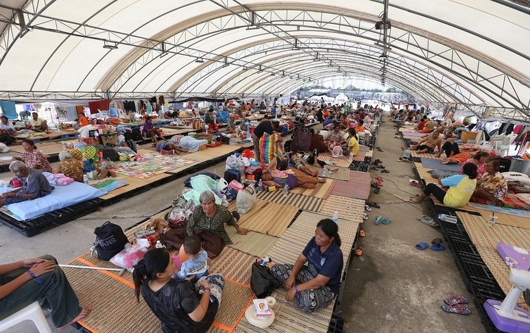 Người dân sơ tán tránh xung đột biên giới tại Buriram, Thái Lan ngày 28/7/2025. (Ảnh: THX/TTXVN)