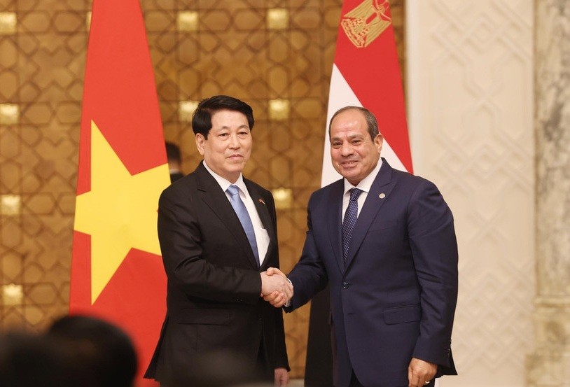 Chủ tịch nước Lương Cường và Tổng thống Ai Cập Abdel Fattah El-Sisi tại cuộc gặp gỡ báo chí, thông tin về kết quả hội đàm. (Ảnh: Lâm Khánh/TTXVN)