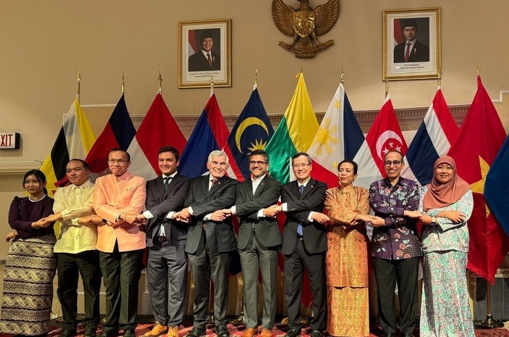 Các đại sứ ASEAN chụp ảnh chung với đại diện của Chính phủ và Nghị viện Canada. (Ảnh: Hà Linh/TTXVN)