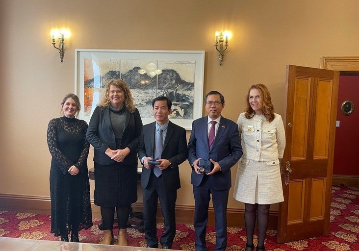 Đại sứ Phạm Hùng Tâm (thứ hai từ phải sang) và Chủ tịch UBND thành phố Huế Nguyễn Văn Phương (thứ ba từ phải sang) gặp và làm việc với Thị trưởng Thành phố Hobart. 