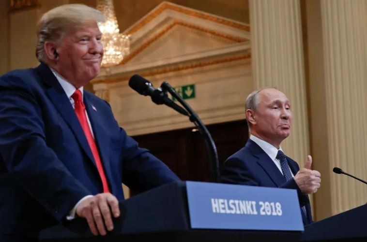 Tổng thống Nga Vladimir Putin (phải) và Tổng thống Mỹ Donald Trump tổ chức họp báo chung tại Helsinki, Phần Lan, ngày 16/7/2018.