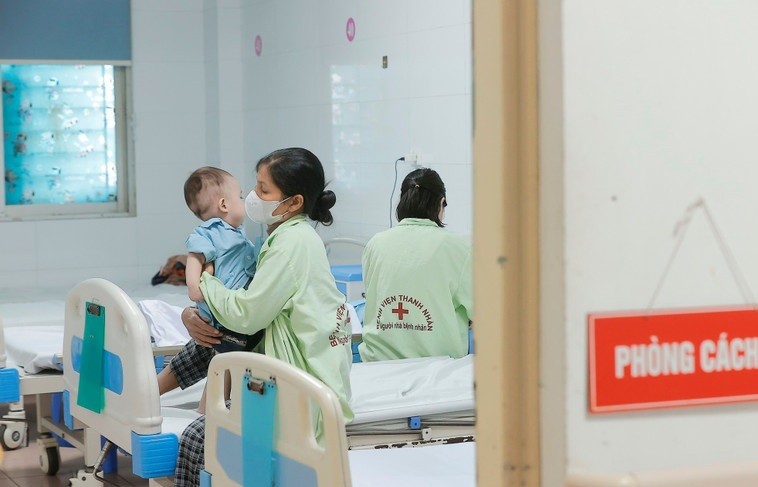 Điều trị cho bệnh nhi mắc bệnh truyền nhiễm tại Hà Nội. (Ảnh: Minh Quyết/TTXVN)