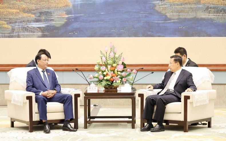 Phó Chủ tịch Quốc hội Trần Quang Phương (trái) hội kiến đồng chí Vương Hiểu Huy, Ủy viên Trung ương Đảng, Bí thư Tỉnh ủy Tứ Xuyên (Trung Quốc).