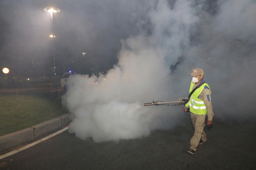 CDC Hà Nội phối hợp cùng các đơn vị liên quan tiến hành phun hóa chất phòng bệnh. 