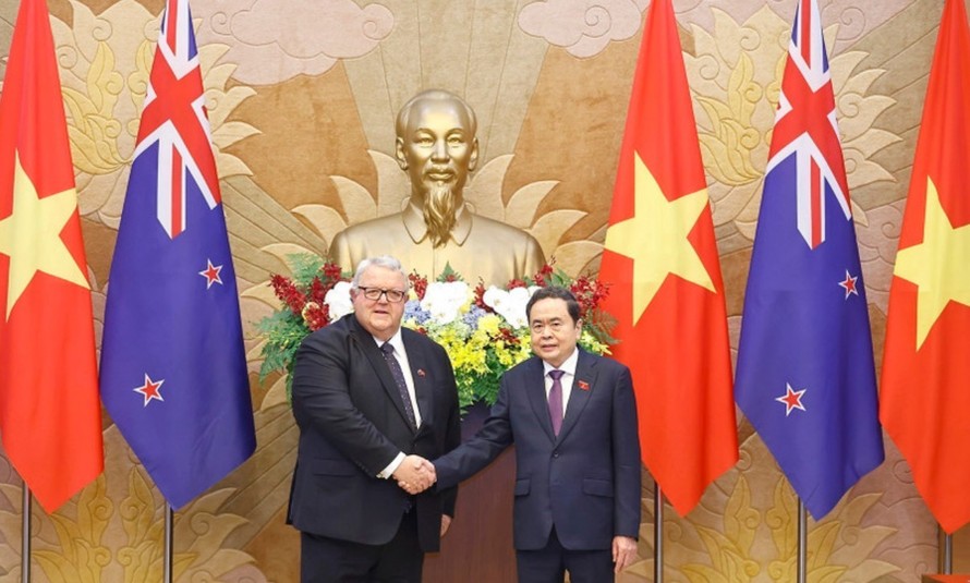 Chủ tịch Quốc hội Trần Thanh Mẫn đón Chủ tịch Quốc hội New Zealand Gerry Brownlee. Ảnh: Doãn Tấn
