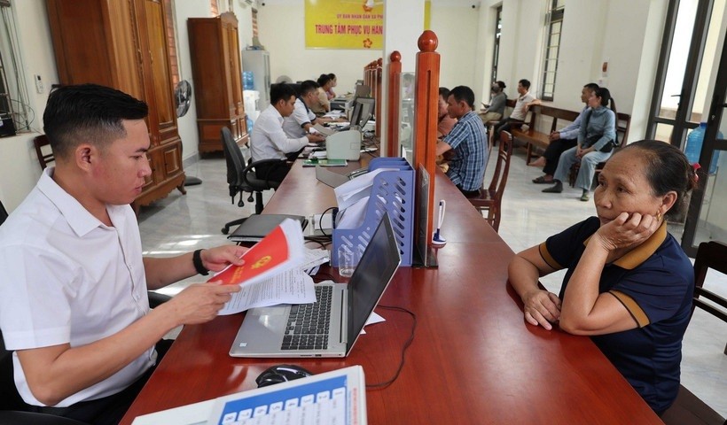 Người dân xã Phong Nha, một trong những xã lớn sau sáp nhập của tỉnh Quảng Trị, thực hiện giải quyết thủ tục hành chính tại Trung tâm phục vụ hành chính công xã Phong Nha.