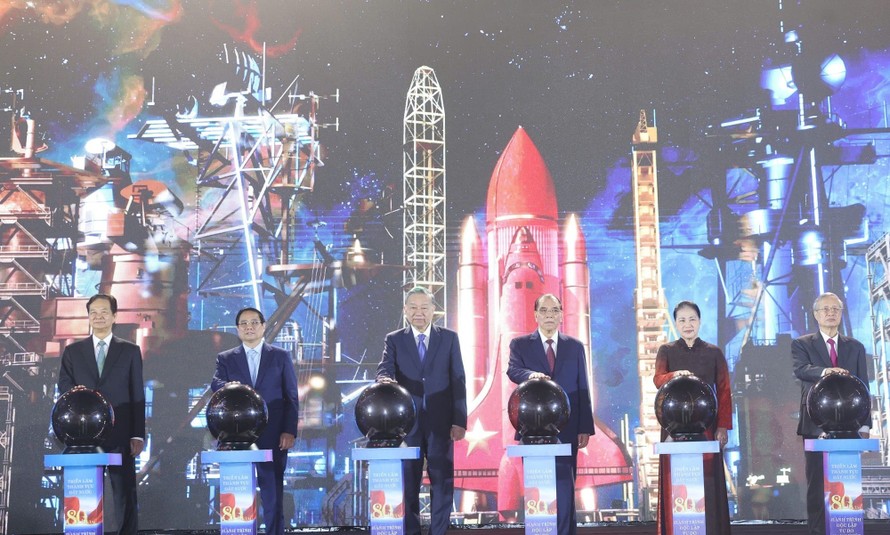 Tổng Bí thư Tô Lâm, Thủ tướng Phạm Minh Chính cùng các đồng chí Lãnh đạo, nguyên Lãnh đạo Đảng, Nhà nước thực hiện nghi thức khai mạc Triển lãm thành tựu đất nước. 