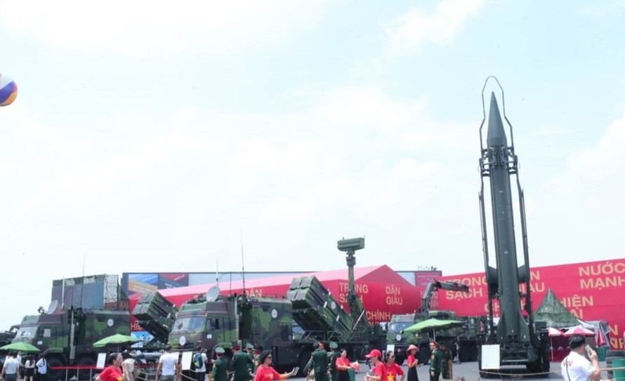Khu trưng bày ngoài trời với các loại khí tài do các tập đoàn Công nghiệp Quốc phòng Việt Nam sản xuất và cải tiến nâng cấp. Ảnh: Trọng Đức