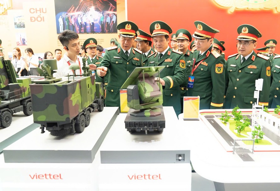 Nhiều khí tài công nghệ cao được Viettel trình diễn tại triển lãm lớn nhất từ trước tới nay