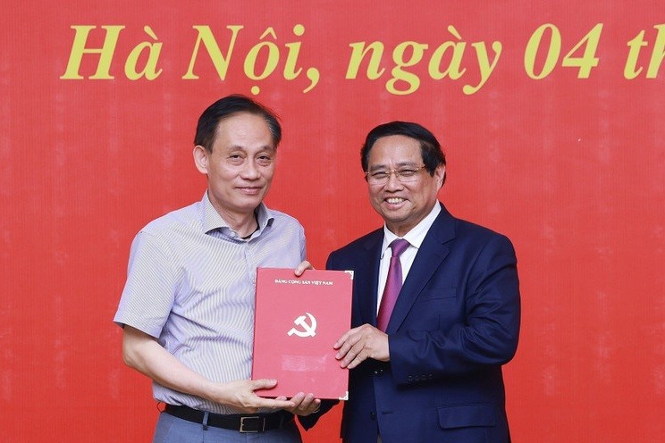 Thủ tướng Phạm Minh Chính trao Quyết định chỉ định đồng chí Lê Hoài Trung tham gia Ban Chấp hành, Ban Thường vụ Đảng ủy Chính phủ nhiệm kỳ 2020-2025 . 