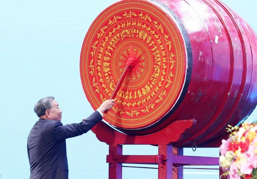 Tổng Bí thư Tô Lâm đánh trống khai giảng năm học 2025-2026. 