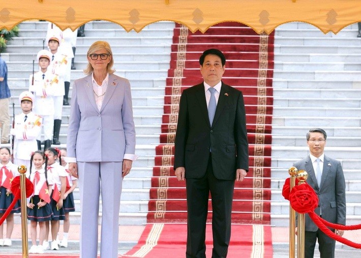 Chủ tịch nước Lương Cường và Toàn quyền Australia Sam Mostyn trên bục danh dự, nghe Quân nhạc cử Quốc thiều hai nước.