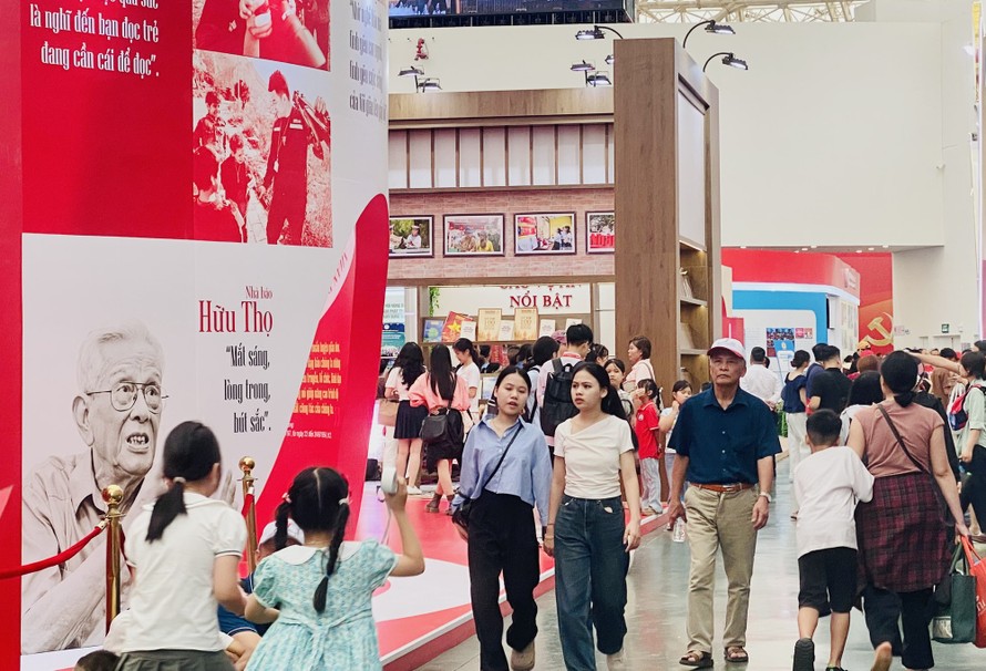 Giới trẻ thích thú tìm hiểu lịch sử, văn hóa tại Triển lãm thành tựu đất nước