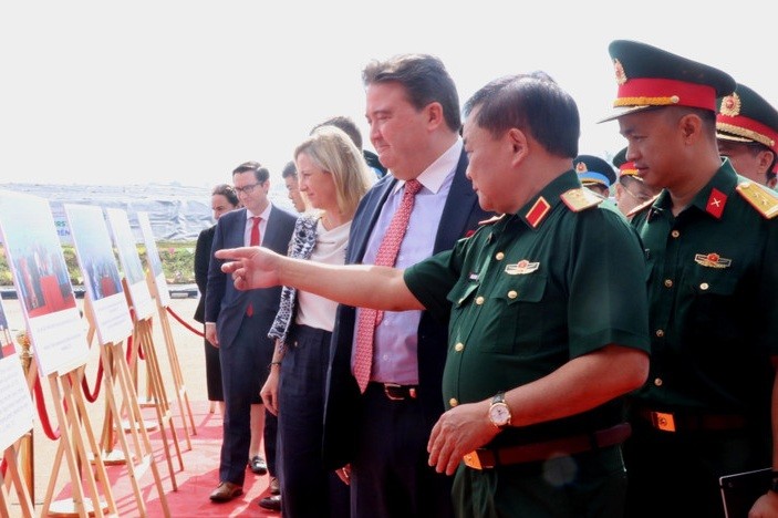 Lãnh đạo Bộ Quốc phòng Việt Nam cùng Đại sứ Đặc mệnh toàn quyền Hợp chúng quốc Hoa Kỳ tại Việt Nam Marc Evans Knapper và đại diện các cơ quan, tổ chức quốc tế tham triển lãm tại sự kiện.