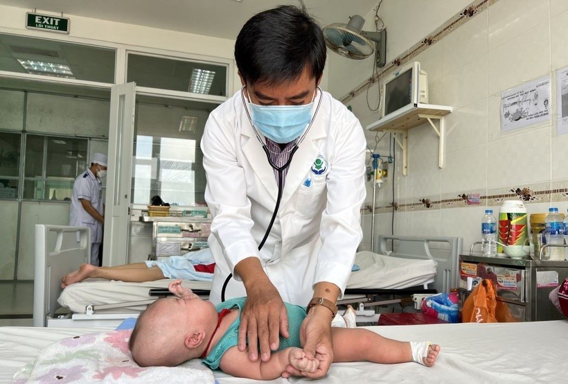 Bác sỹ khám cho bệnh nhi bị sốt xuất huyết.